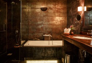 Amenidades de baño gratuitas, secadora de cabello, batas, toallas 