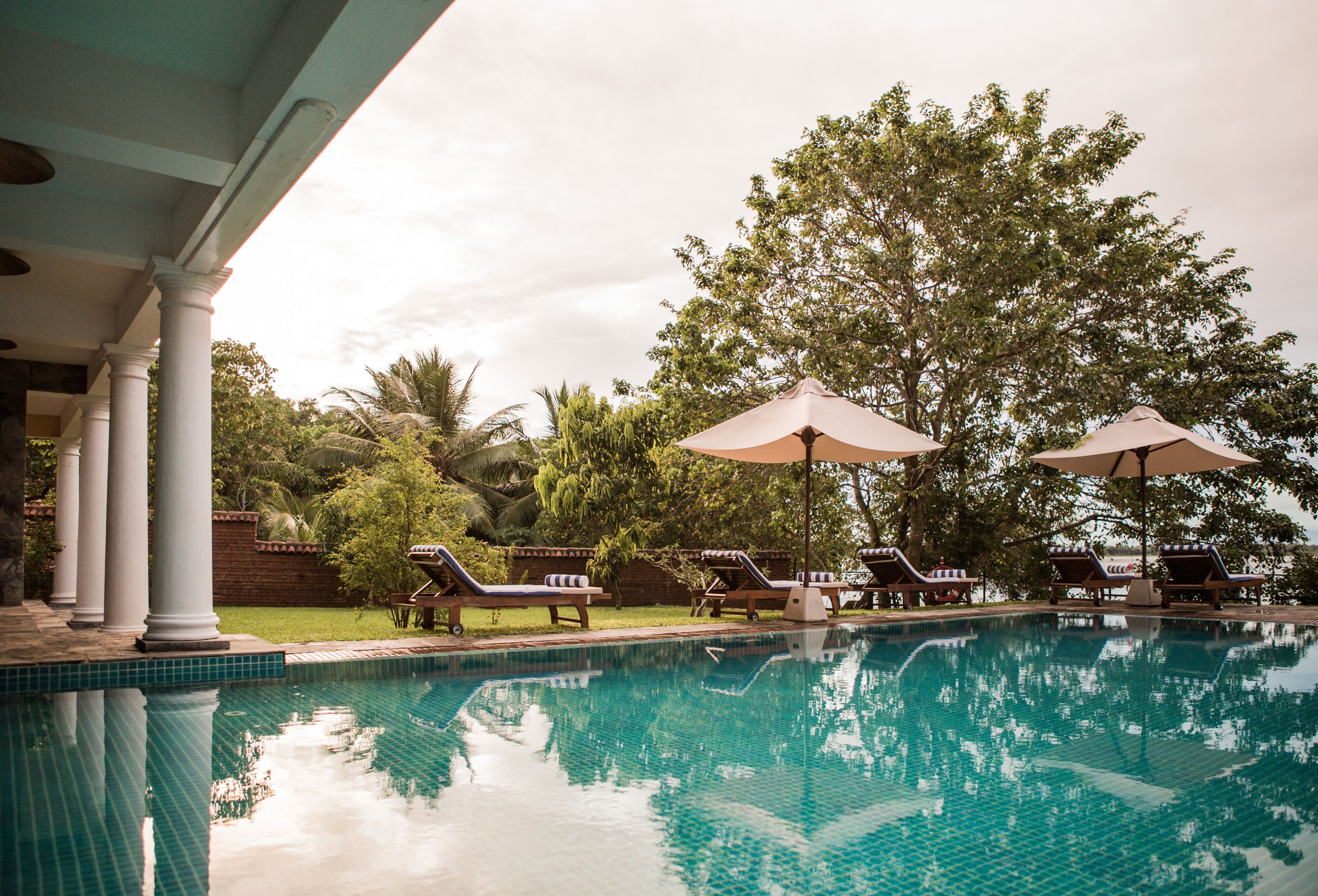 من حمّامات السباحة المغطاة، حمّام سباحة خارجي، مقاعد للتشمس