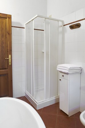 Shower, hair dryer, bidet, towels - Podere Campofossato (Pistoia)