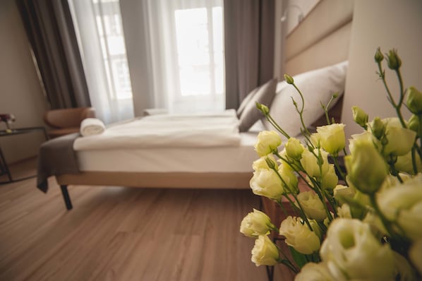 Copriletto in piuma, minibar, una cassaforte in camera, una scrivania