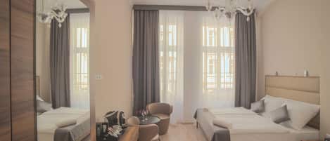 Selimut bulu angsa, minibar, brankas, dan meja kerja