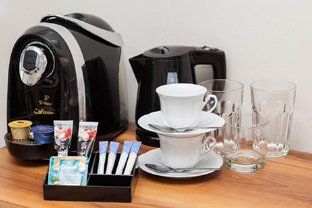 fridge, coffee/tea maker, electric kettle