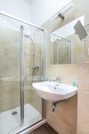 Dusche, kostenlose Toilettenartikel, Haartrockner, Handtücher