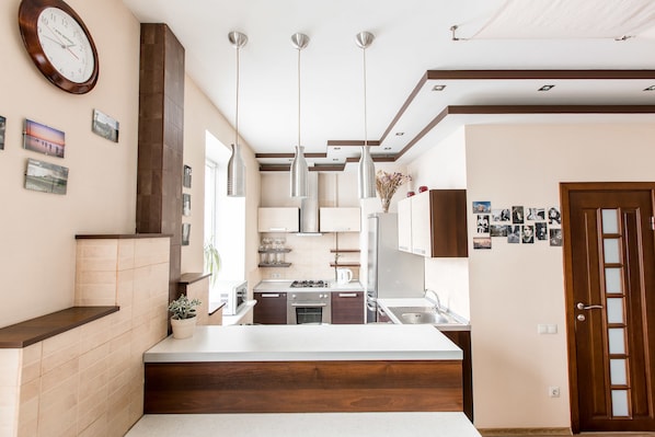 Departamento de lujo, 1 habitación (Leningradskaya 3) | Sala de estar | Televisión LCD de 42 pulgadas con canales por cable y televisión