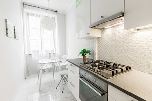 Suite, 2 slaapkamers, op Executive-verdieping | Privékeuken | Een koelkast, een magnetron, een kookplaat