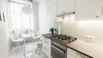 Suite, 2 Bedrooms, Executive Level | Private kitchen