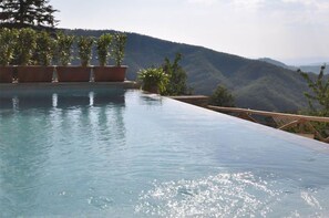 Piscine extérieure en saison, piscine à débordement