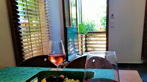 A dining table with a fruit bowl and two wine glasses. - Pia Aparts (Kemer)