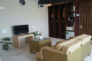 Premier Deluxe with balcony room | Living area