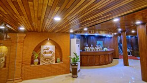 A lobby with a wooden ceiling, a reception desk, and a staircase. - Hotel Yadanarbon Bagan (Nyaung-U)