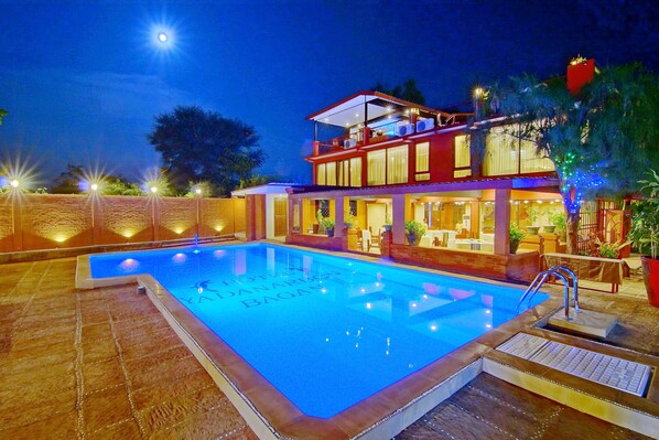 Una piscina al aire libre