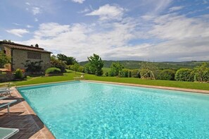 室外泳池;泳池傘、躺椅