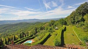 A terraced garden with a swimming pool, surrounded by lush greenery and hills in the background. - Civetta (Capolona)