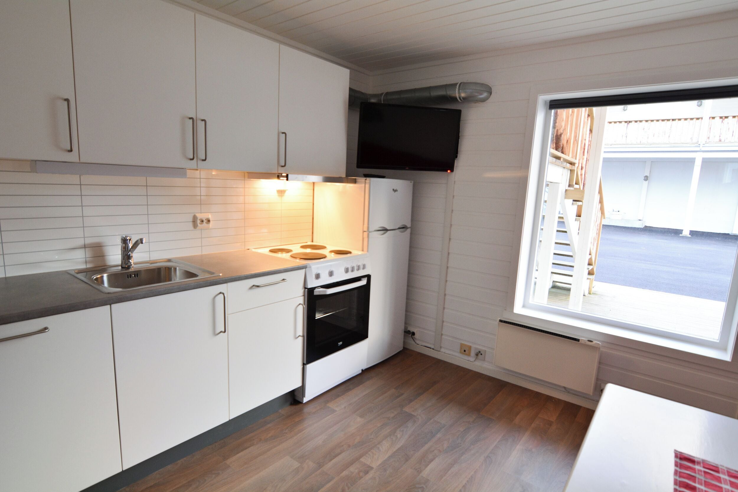 small cabin | 1 bedroom, hypo-allergenic bedding, individually decorated