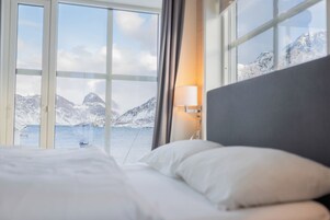 Deluxe Room, Sea View, Oceanfront | Hypo-allergenic bedding, individually decorated, individually furnished