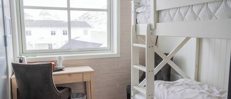 Rom – basic, fjellutsikt | Allergitestet sengetøy, individuelt dekorert og individuelt innredet