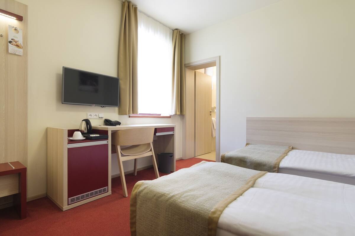 Habitación básica doble (Swimming pool Access) | Ropa de cama de alta calidad, colchones viscoelásticos, minibar