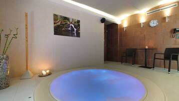 Sauna, tina de hidromasaje y baño de vapor