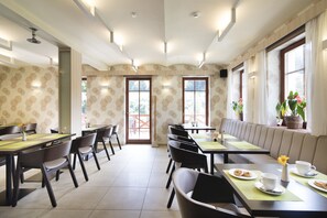 Frokost og lunsj serveres, internasjonale retter, utsikt mot hagen 