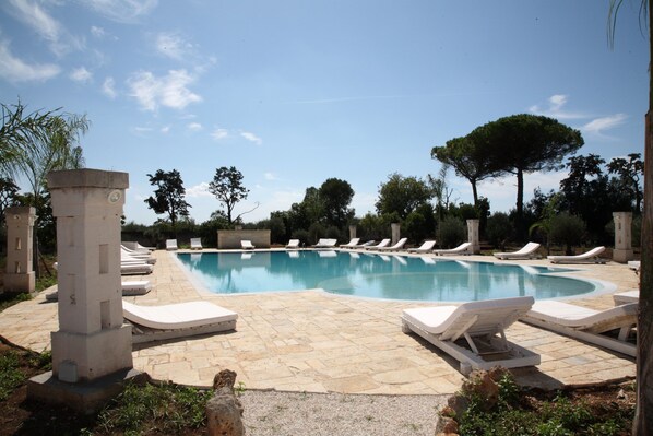 Piscine extérieure, parasols de plage, chaises longues