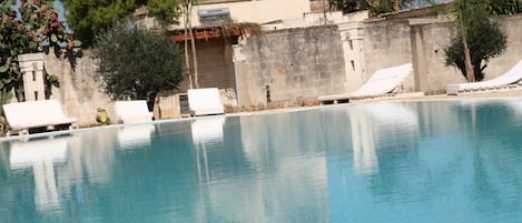 Piscine extérieure, parasols de plage, chaises longues