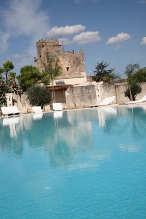 Piscine extérieure, parasols de plage, chaises longues