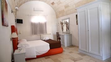 1 habitación, minibar, escritorio y cunas