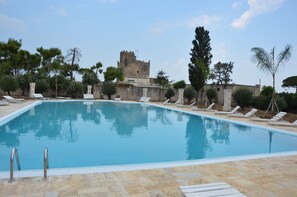Outdoor pool, pool umbrellas, pool loungers - Agriturismo Tenuta Mazzetta (Brindisi)