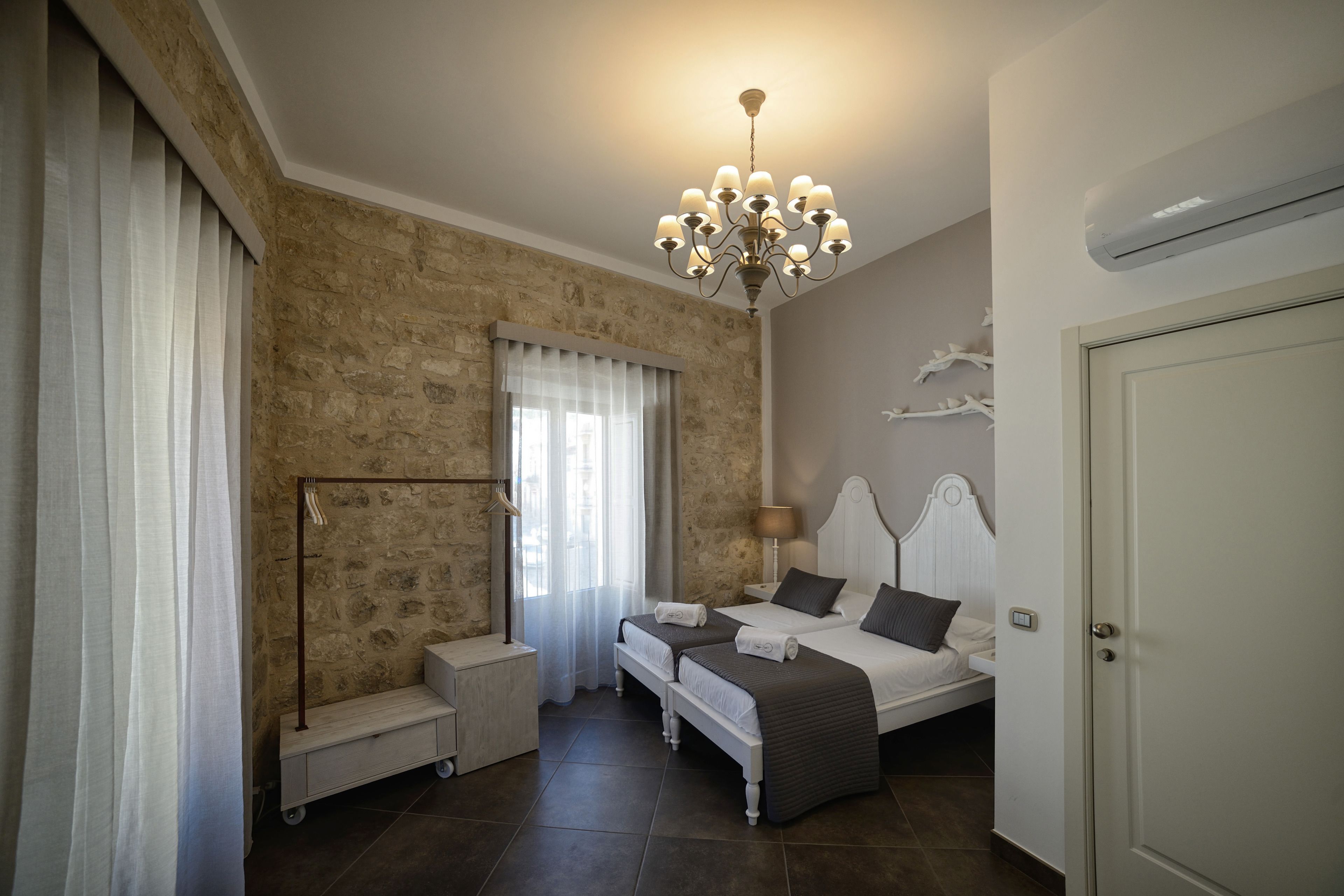 Camera con 2 letti singoli, vista città | Biancheria da letto di alta qualità, minibar, una cassaforte in camera