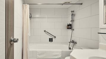 Tina con regadera, tina profunda, secadora de cabello, pantuflas