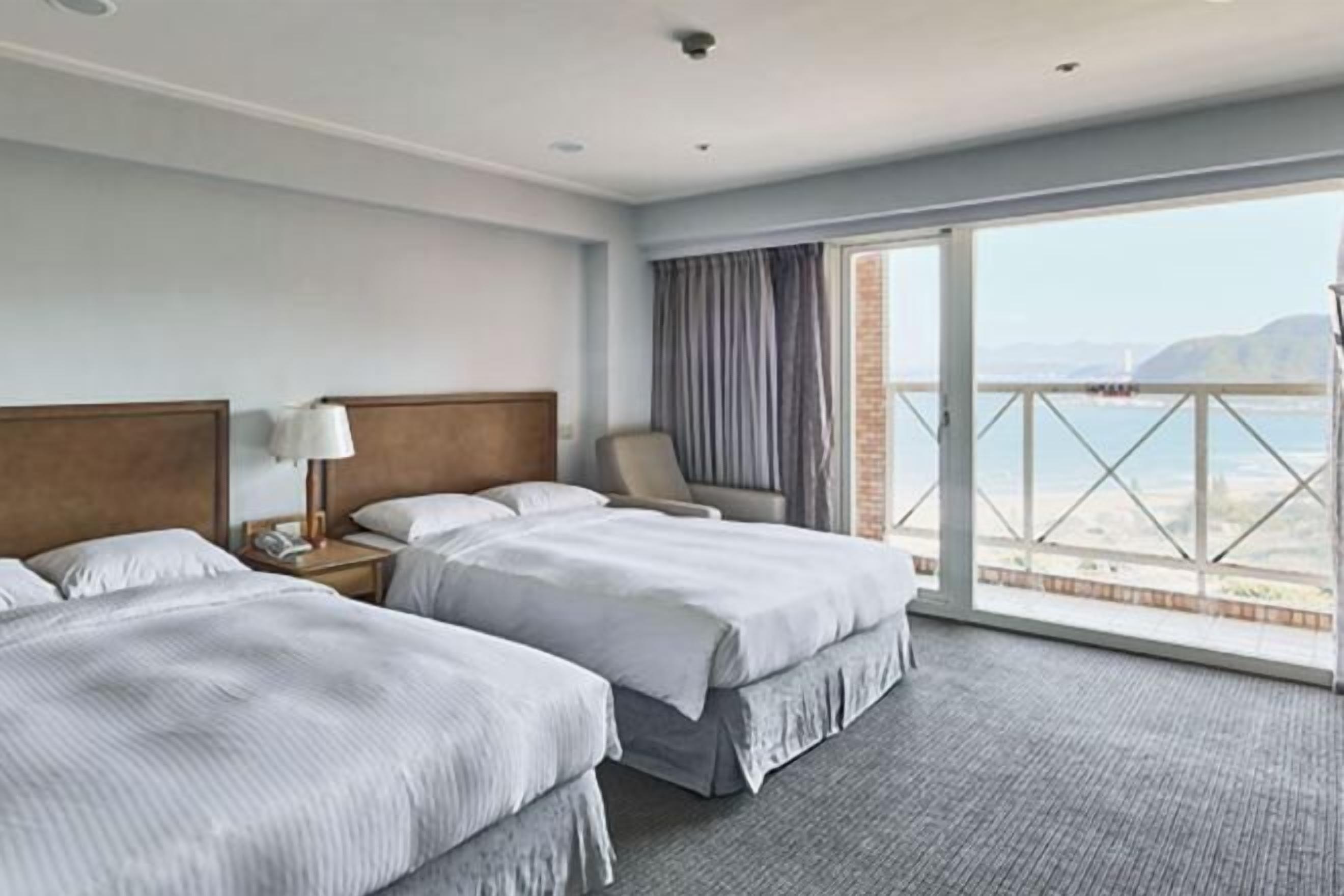 Escritorio, cortinas blackout y sistema de insonorización 