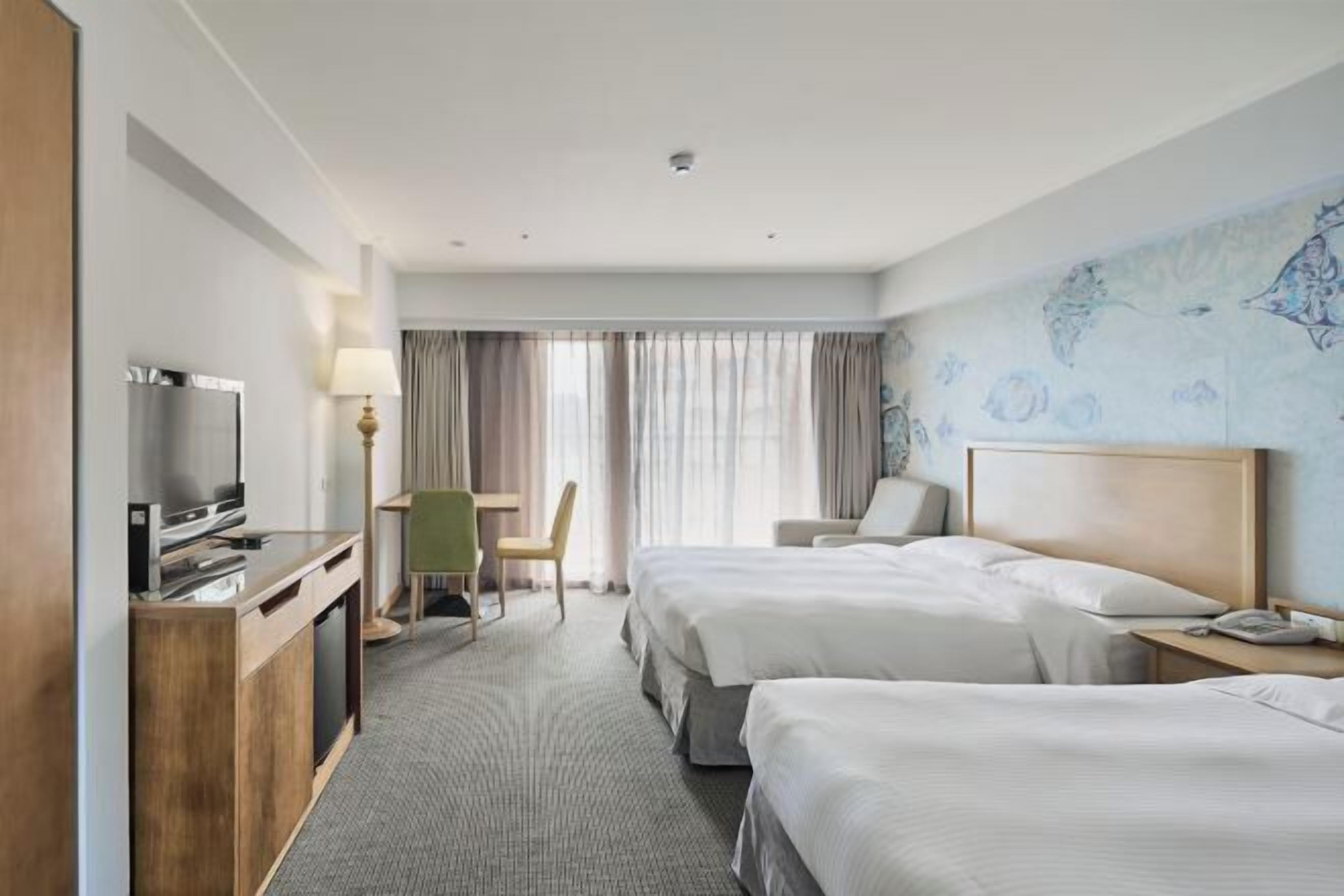 Escritorio, cortinas blackout y sistema de insonorización 