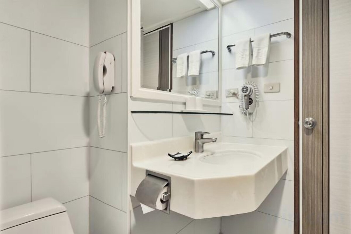 Duschwanne, Komfortbadewanne, Haartrockner, Hausschuhe