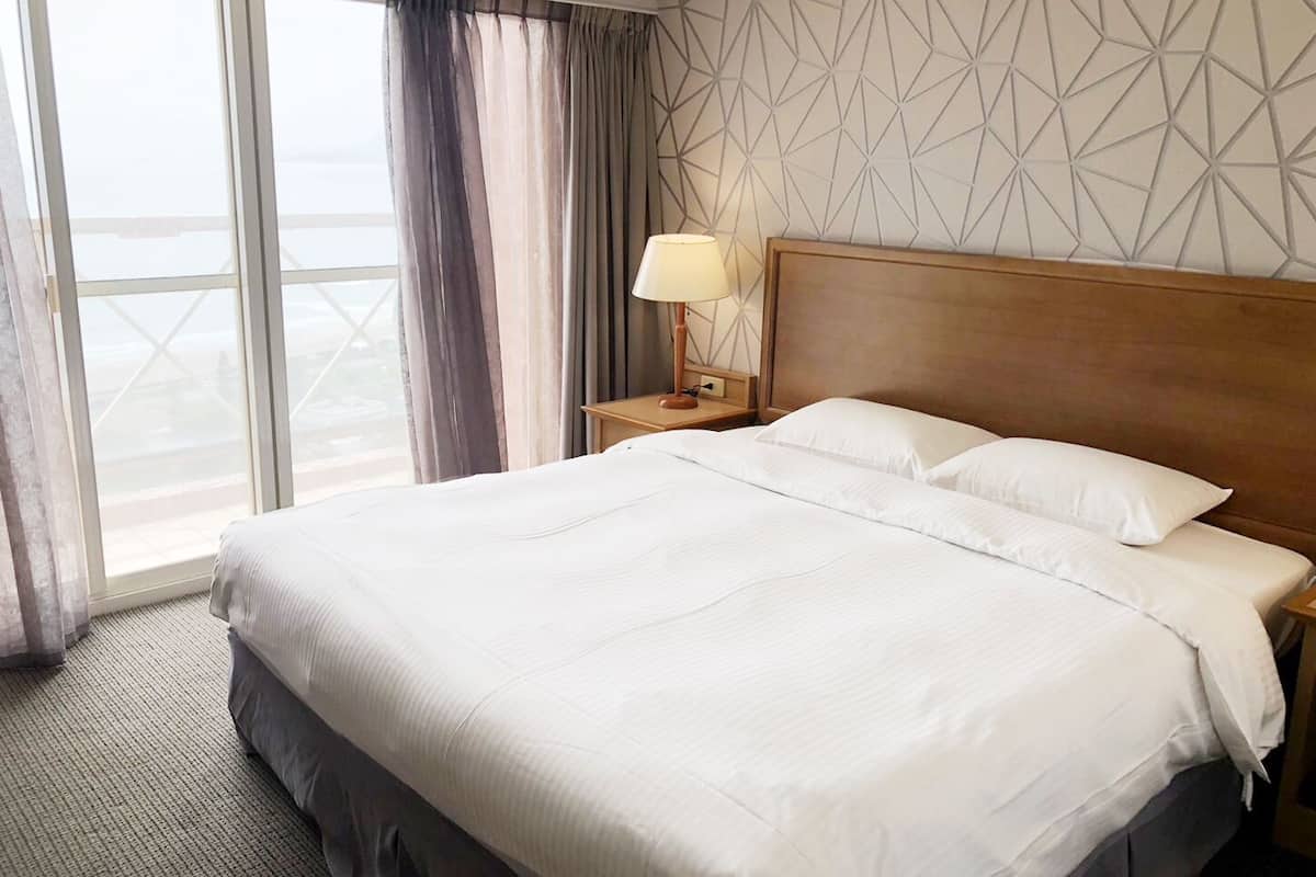 Standard Room | Desk, blackout curtains, soundproofing, iron/ironing board