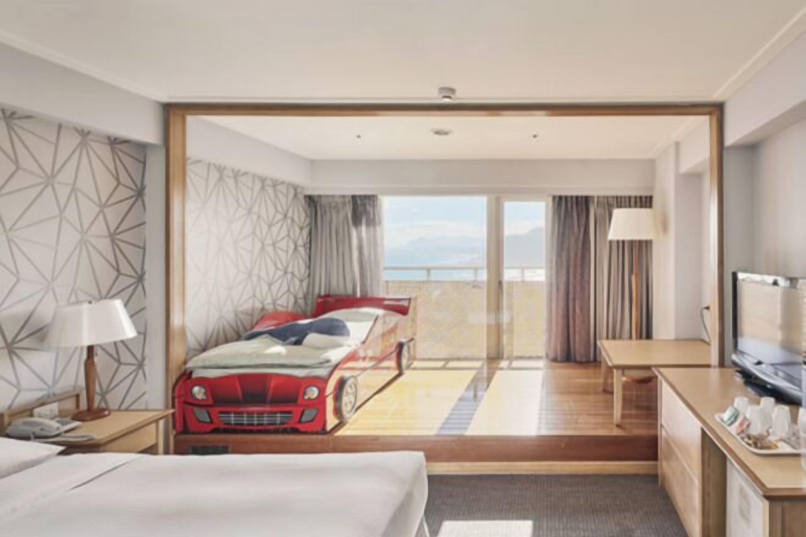 Escritorio, cortinas blackout y sistema de insonorización 