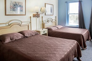 Full Bed | Desk, free WiFi, bed sheets - OYO Historic Cameron Hotel Brownsville I-69E (Brownsville)