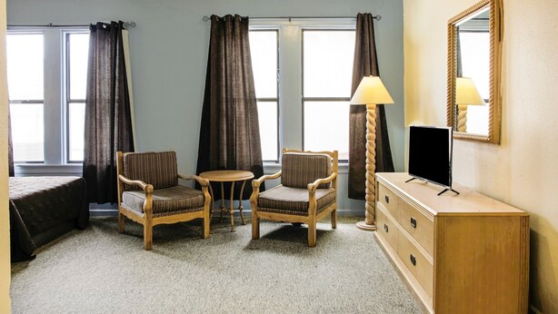 Full Bed with Shared Bathroom - OYO Historic Cameron Hotel Brownsville I-69E (Brownsville)