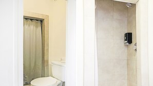 Bathroom - OYO Historic Cameron Hotel Brownsville I-69E (Brownsville)