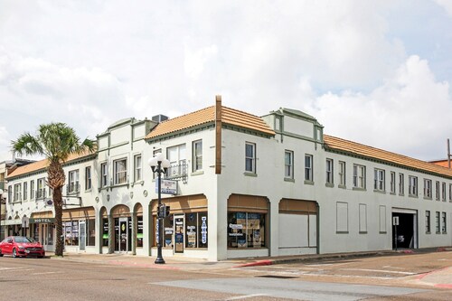 OYO Historic Cameron Hotel Brownsville I-69E