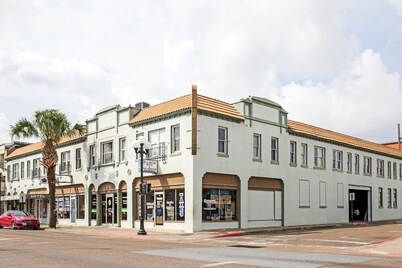 OYO Historic Cameron Hotel Brownsville I-69E