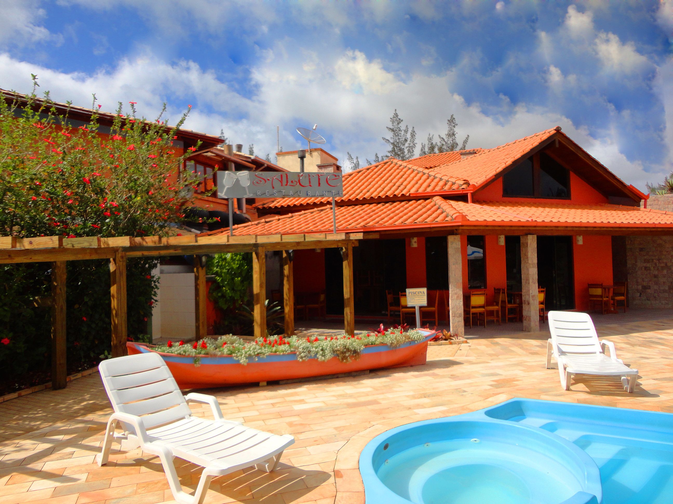 Un restaurant amb terrassa i piscina.