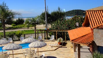 2 piscinas externas, guarda-sóis, espreguiçadeiras