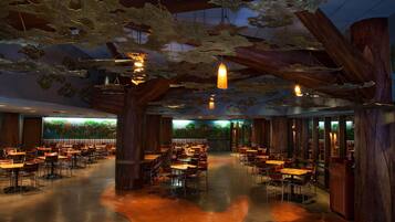 5 restaurants; breakfast, lunch and dinner served