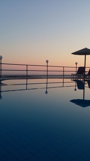 Inomhuspool, utomhuspool, parasoller och solstolar