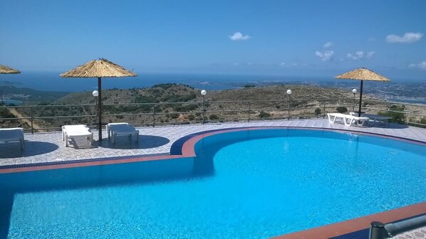 Indoor pool, outdoor pool, pool umbrellas, pool loungers - Asteras Studios (Kefalonia)