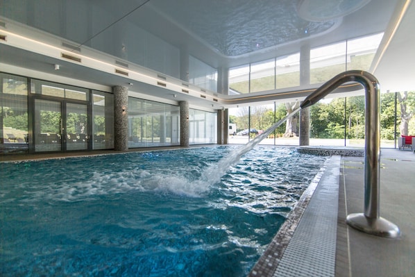 Piscine couverte, chaises longues