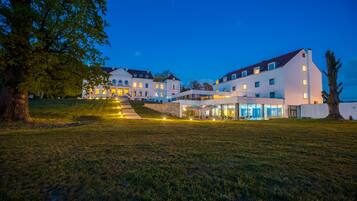 Majoituspaikan julkisivu illalla/yöllä