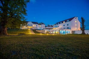 住宿正面 - 傍晚/夜晚