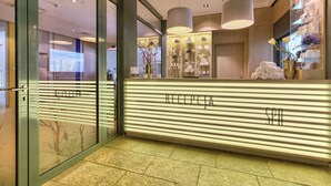 サウナ、ホットタブ、ボディ トリートメント、アロマテラピー、ホットストーンマッサージ、ボディスクラブ