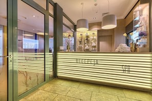 Sauna, bain à remous, soins corporels, soins d'aromathérapie